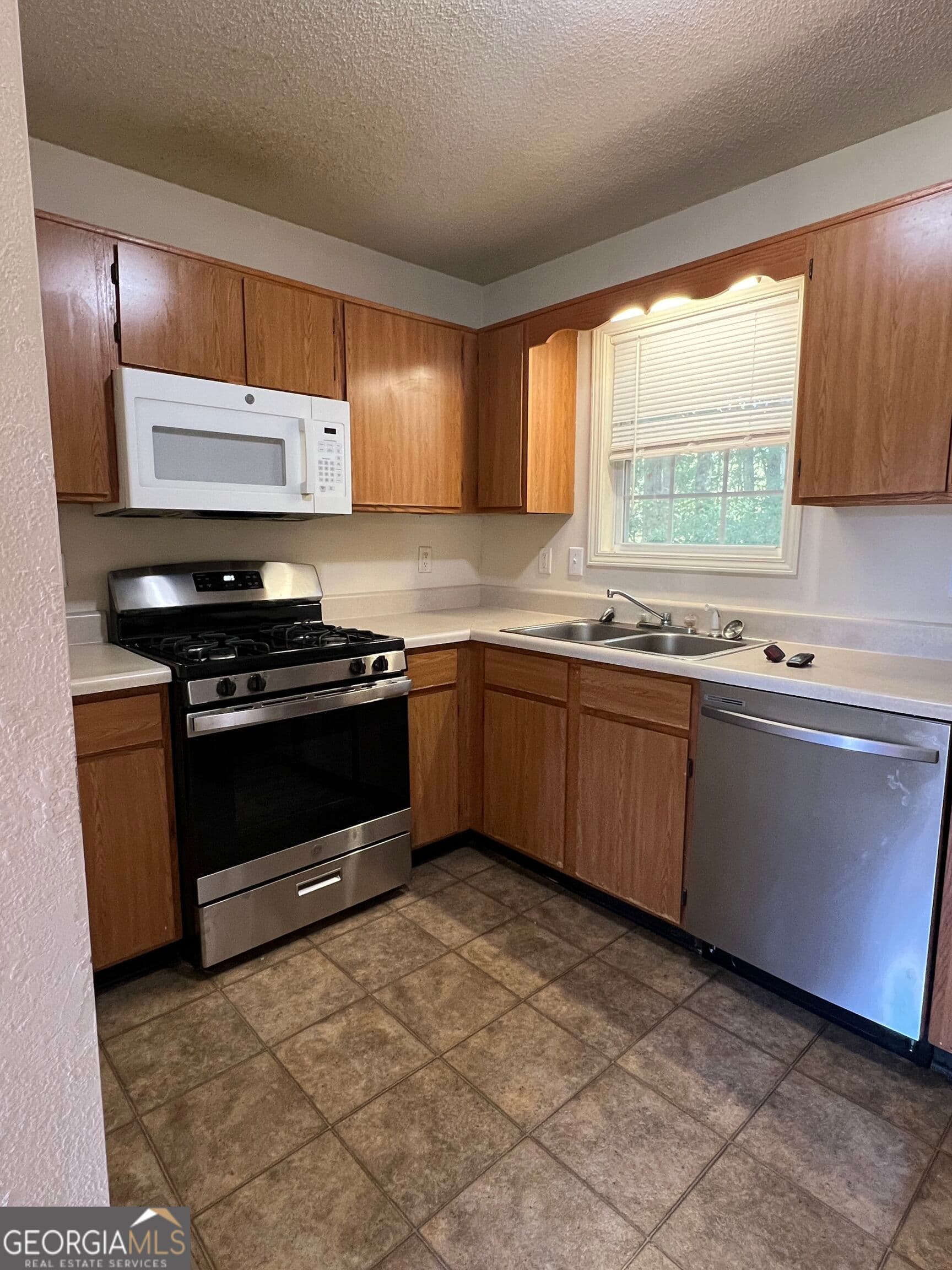 3 bedroom, 2 bathroom, 1,228 sq ft single family residence for rent at 305 River Trace Drive, Villa Rica, GA 30180 for $1,700 a month — photo 3