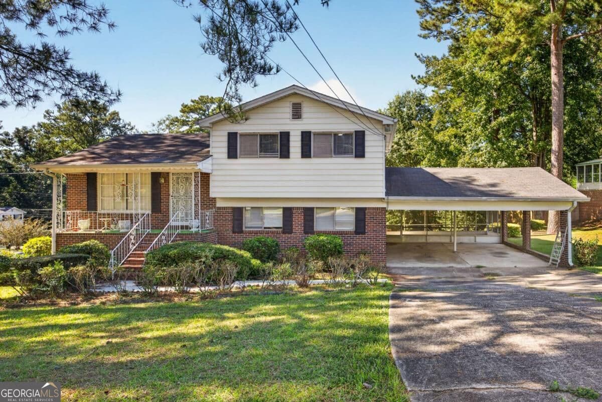3 bedroom, 2 bathroom, 1,046 sq ft single family residence for rent at 3205 Amhurst Drive, Atlanta, GA 30318 for $1,700 a month — photo 2