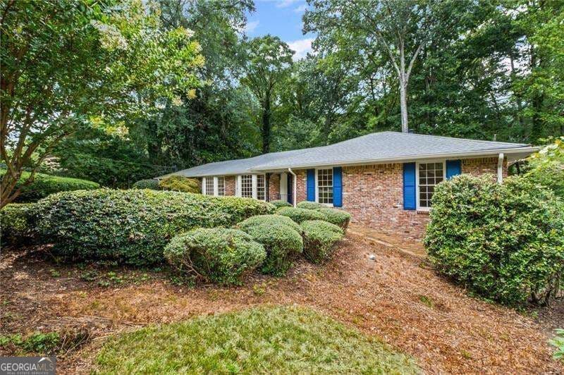 6 bedroom, 4.5 bathroom single family residence for rent at 6160 River Shore Parkway, Atlanta, GA 30328 for $5,400 a month — photo 3