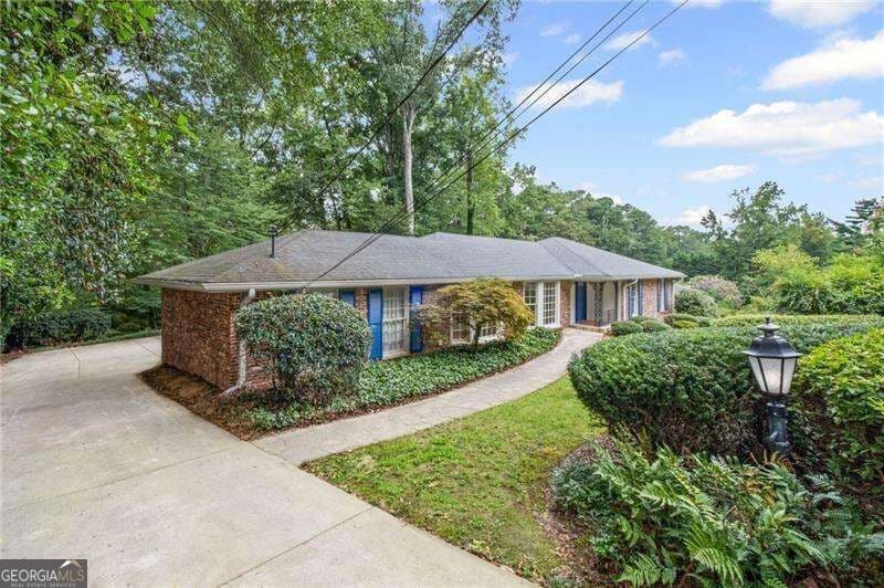 6 bedroom, 4.5 bathroom single family residence for rent at 6160 River Shore Parkway, Atlanta, GA 30328 for $5,400 a month — photo 4