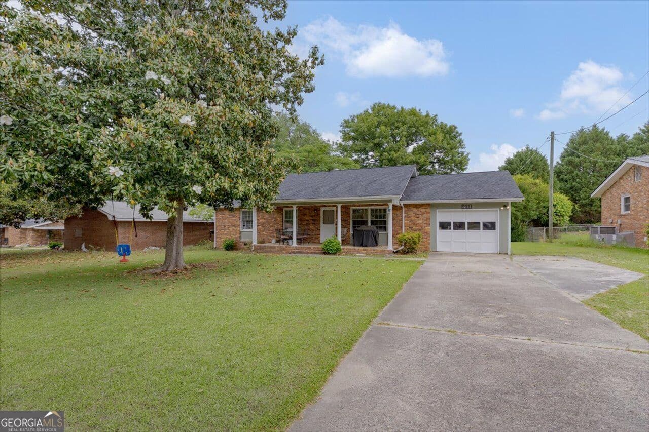3 bedroom, 2 bathroom, 1,616 sq ft single family residence for sale at 411 Arrowhead Trail, Warner Robins, GA 31088 — photo 3