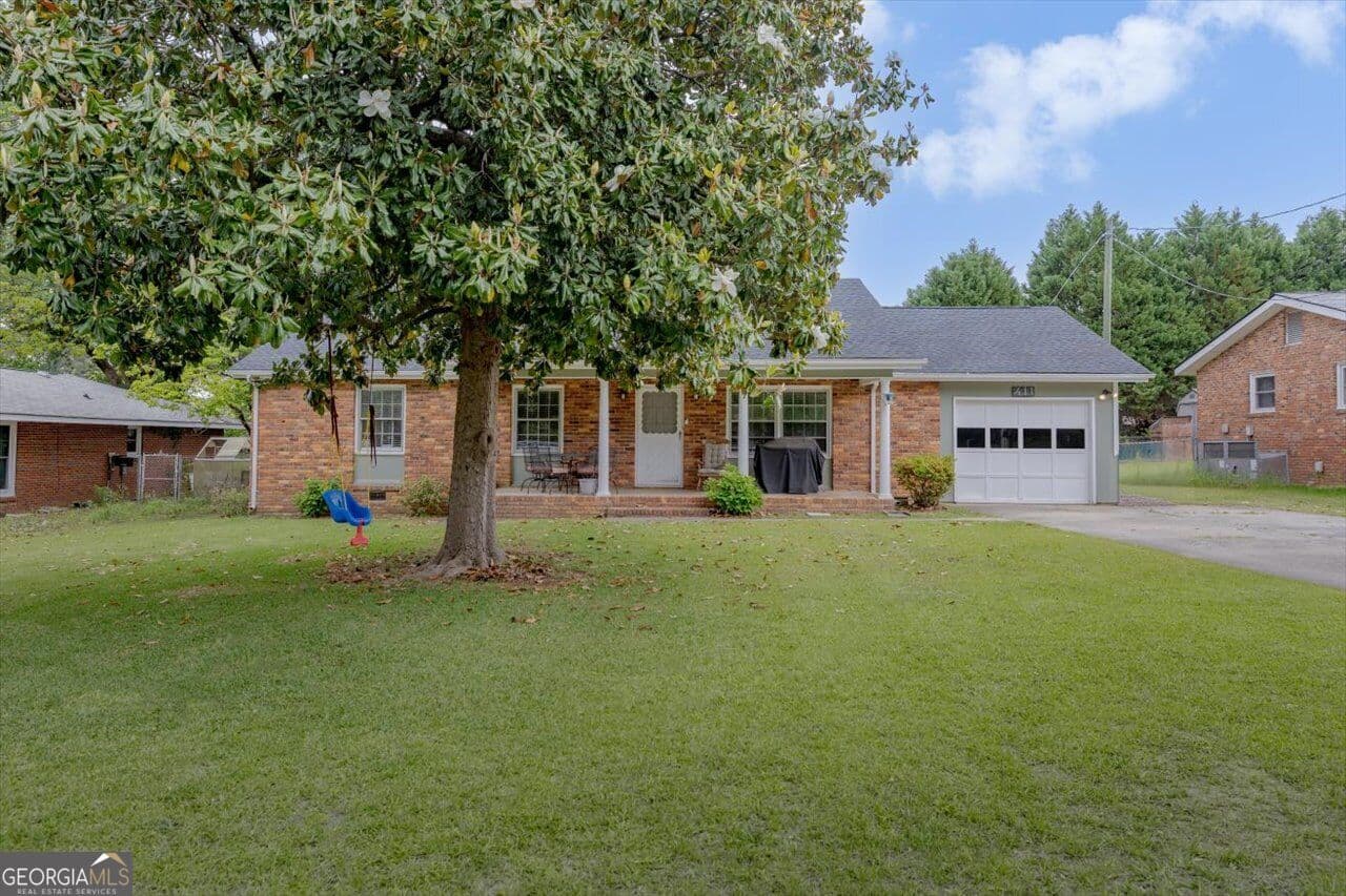 3 bedroom, 2 bathroom, 1,616 sq ft single family residence for sale at 411 Arrowhead Trail, Warner Robins, GA 31088 — photo 1 of 46