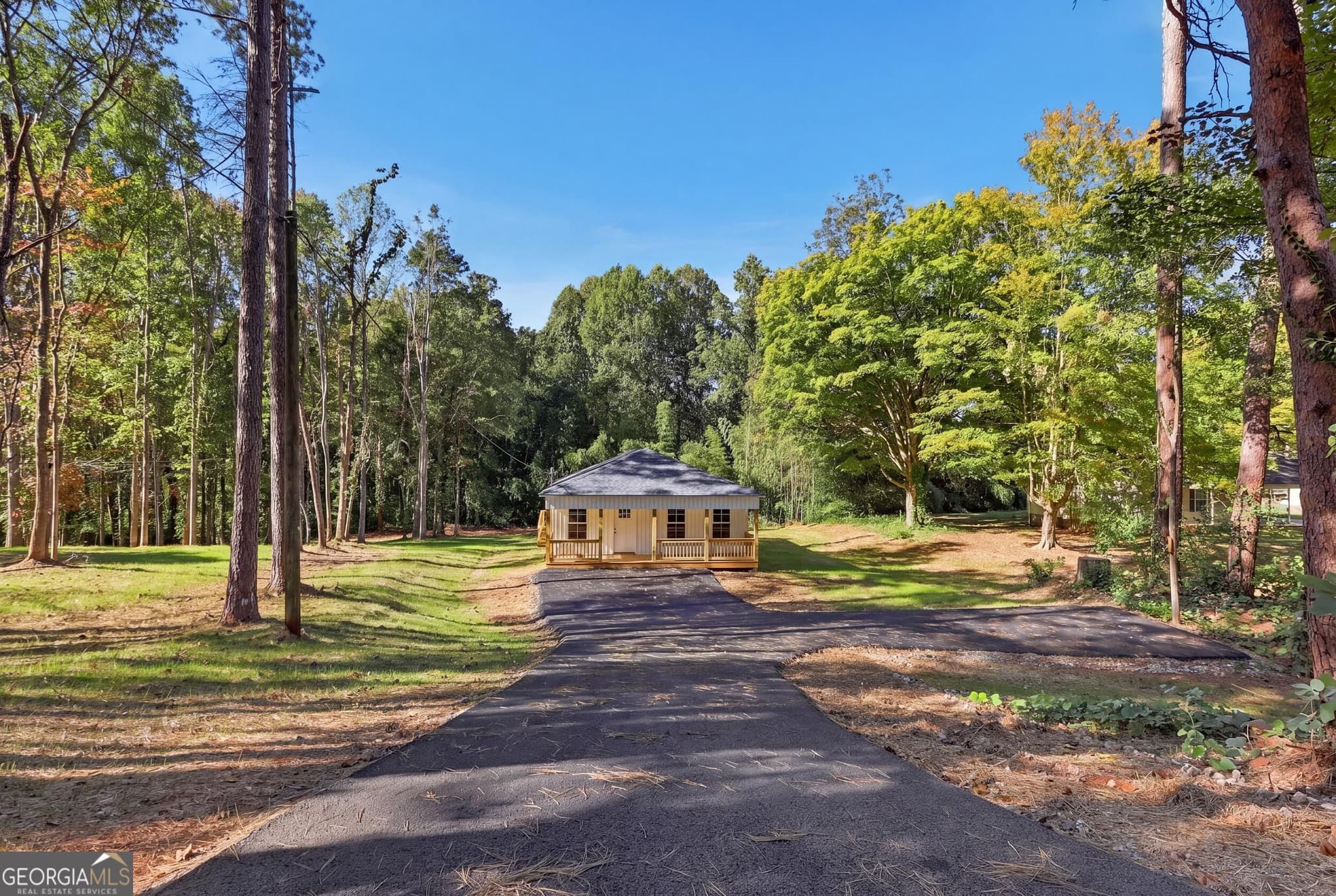 3 bedroom, 2 bathroom, 1,250 sq ft single family residence for sale at 420 Parkway Drive, Toccoa, GA 30577 — photo 2