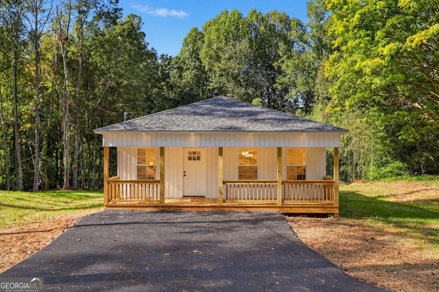 3 bedroom, 2 bathroom, 1,250 sq ft single family residence for sale at 420 Parkway Drive, Toccoa, GA 30577