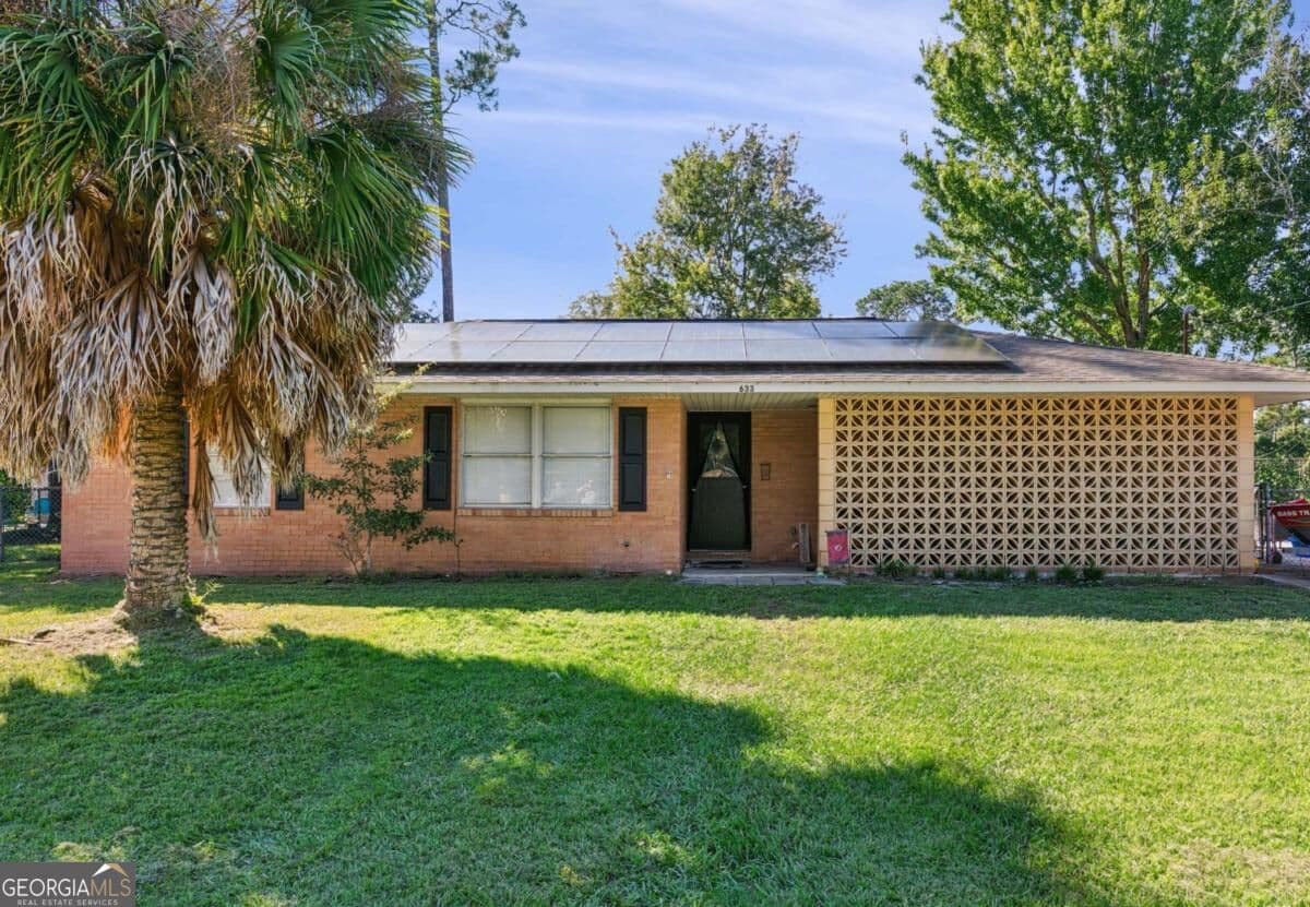 3 bedroom, 2 bathroom, 1,308 sq ft single family residence for sale at 633 Halsey Street, Brunswick, GA 31525 — photo 2