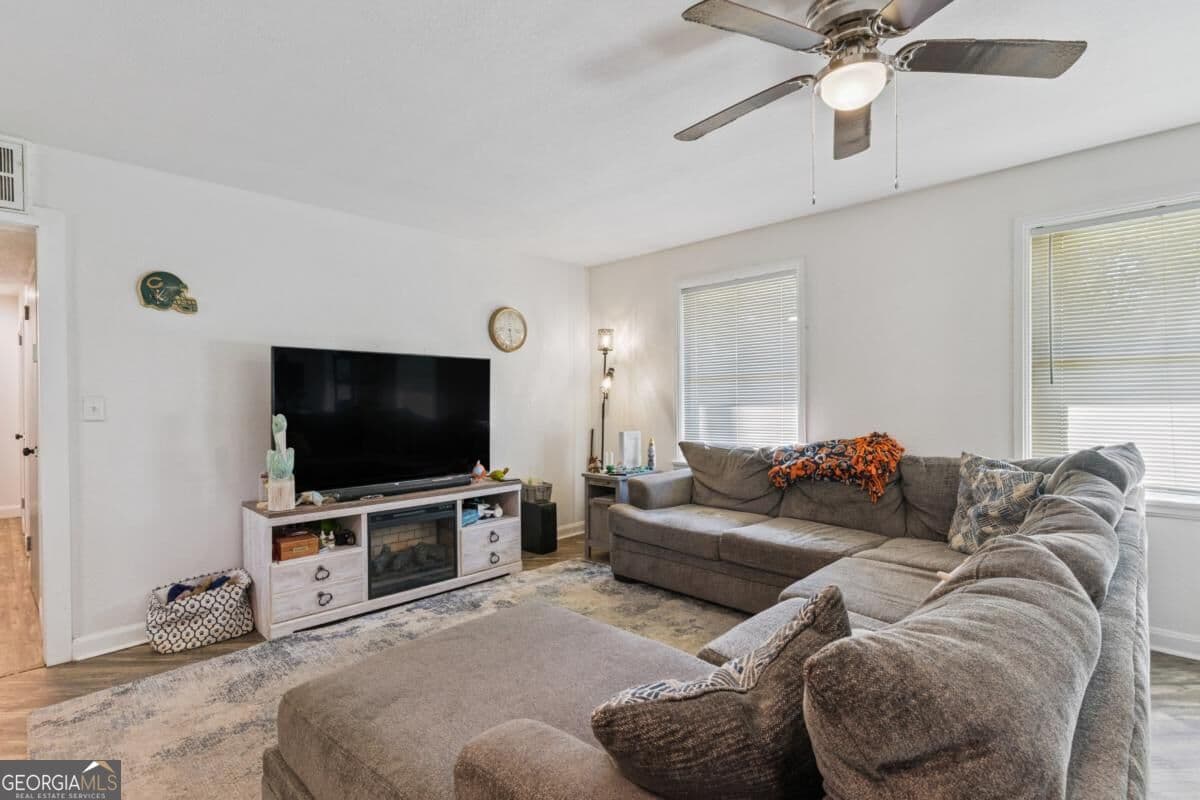 3 bedroom, 2 bathroom, 1,308 sq ft single family residence for sale at 633 Halsey Street, Brunswick, GA 31525 — photo 6