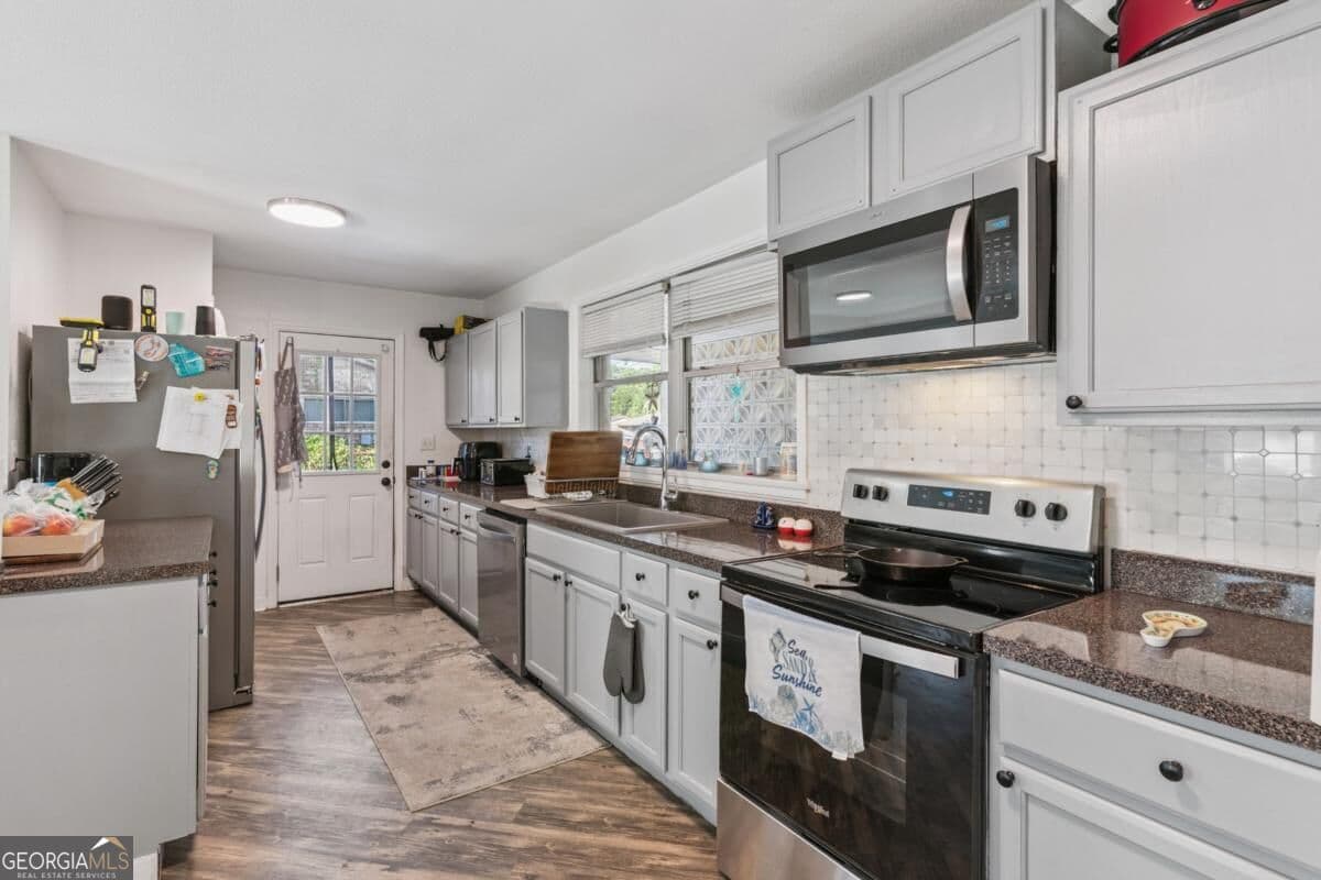 3 bedroom, 2 bathroom, 1,308 sq ft single family residence for sale at 633 Halsey Street, Brunswick, GA 31525 — photo 7