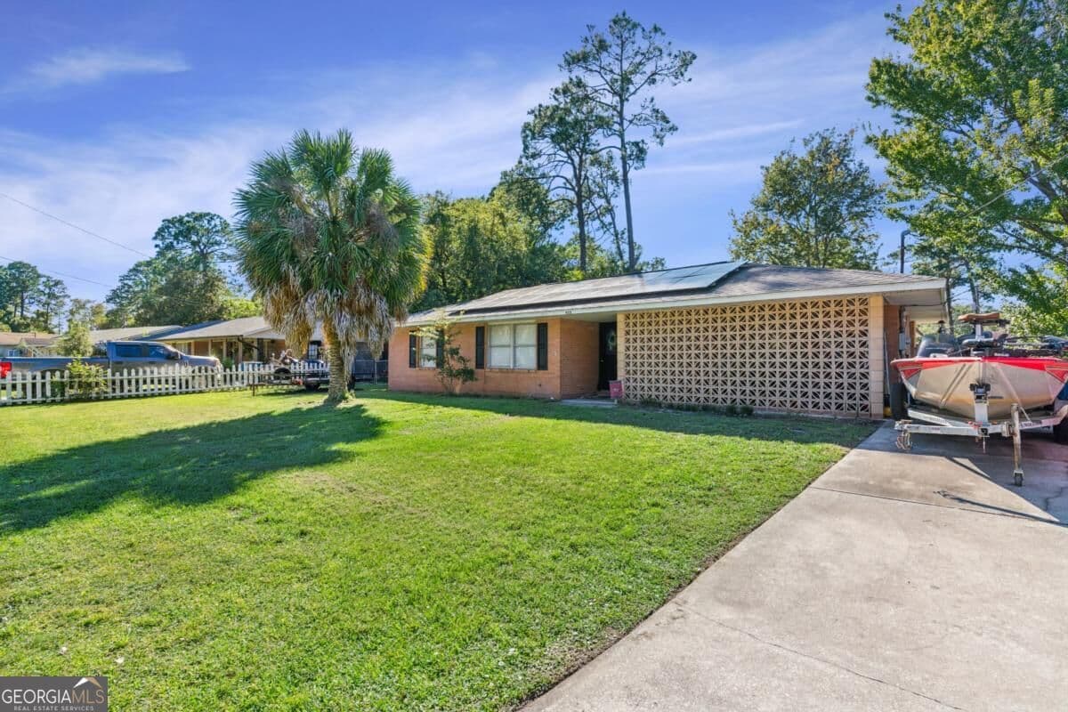 3 bedroom, 2 bathroom, 1,308 sq ft single family residence for sale at 633 Halsey Street, Brunswick, GA 31525 — photo 3