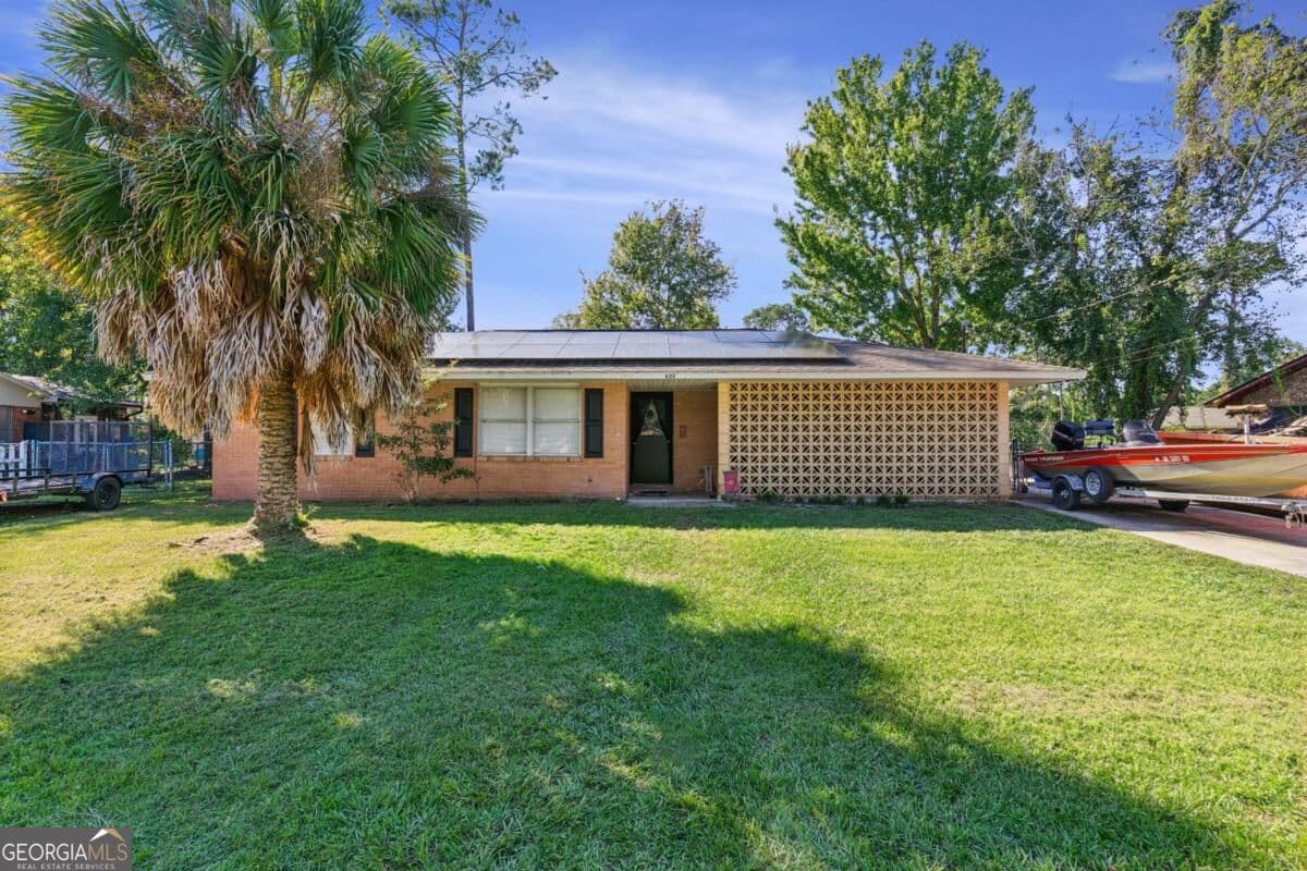 3 bedroom, 2 bathroom, 1,308 sq ft single family residence for sale at 633 Halsey Street, Brunswick, GA 31525 — photo 1 of 20