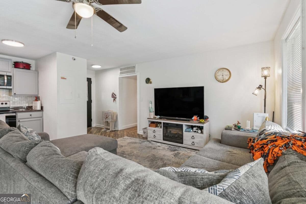 3 bedroom, 2 bathroom, 1,308 sq ft single family residence for sale at 633 Halsey Street, Brunswick, GA 31525 — photo 5