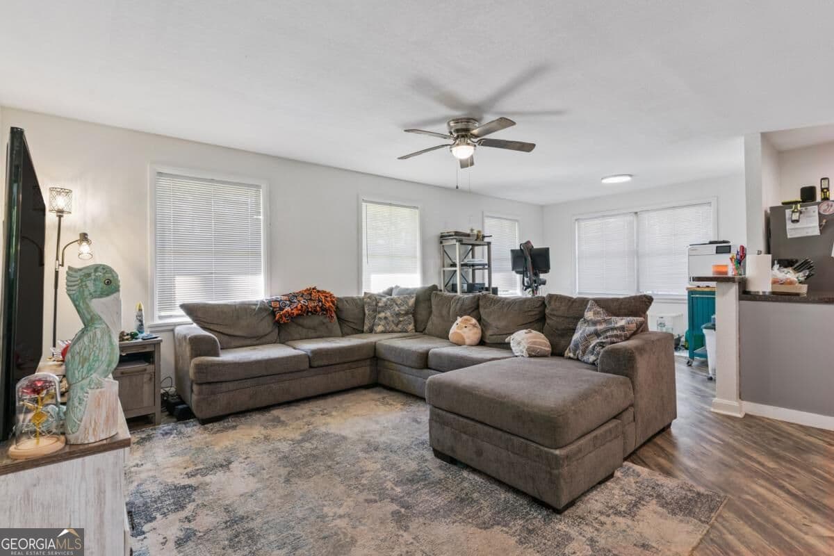 3 bedroom, 2 bathroom, 1,308 sq ft single family residence for sale at 633 Halsey Street, Brunswick, GA 31525 — photo 4