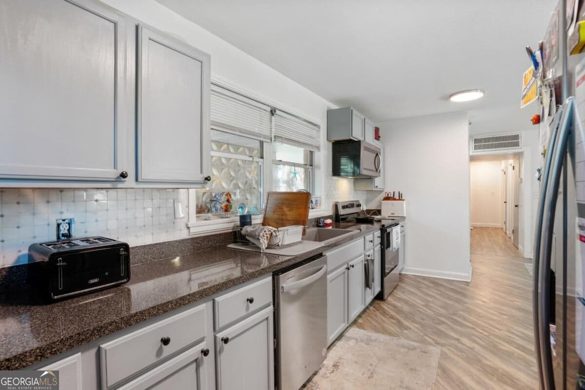 3 bedroom, 2 bathroom, 1,308 sq ft single family residence for sale at 633 Halsey Street, Brunswick, GA 31525 — photo 8