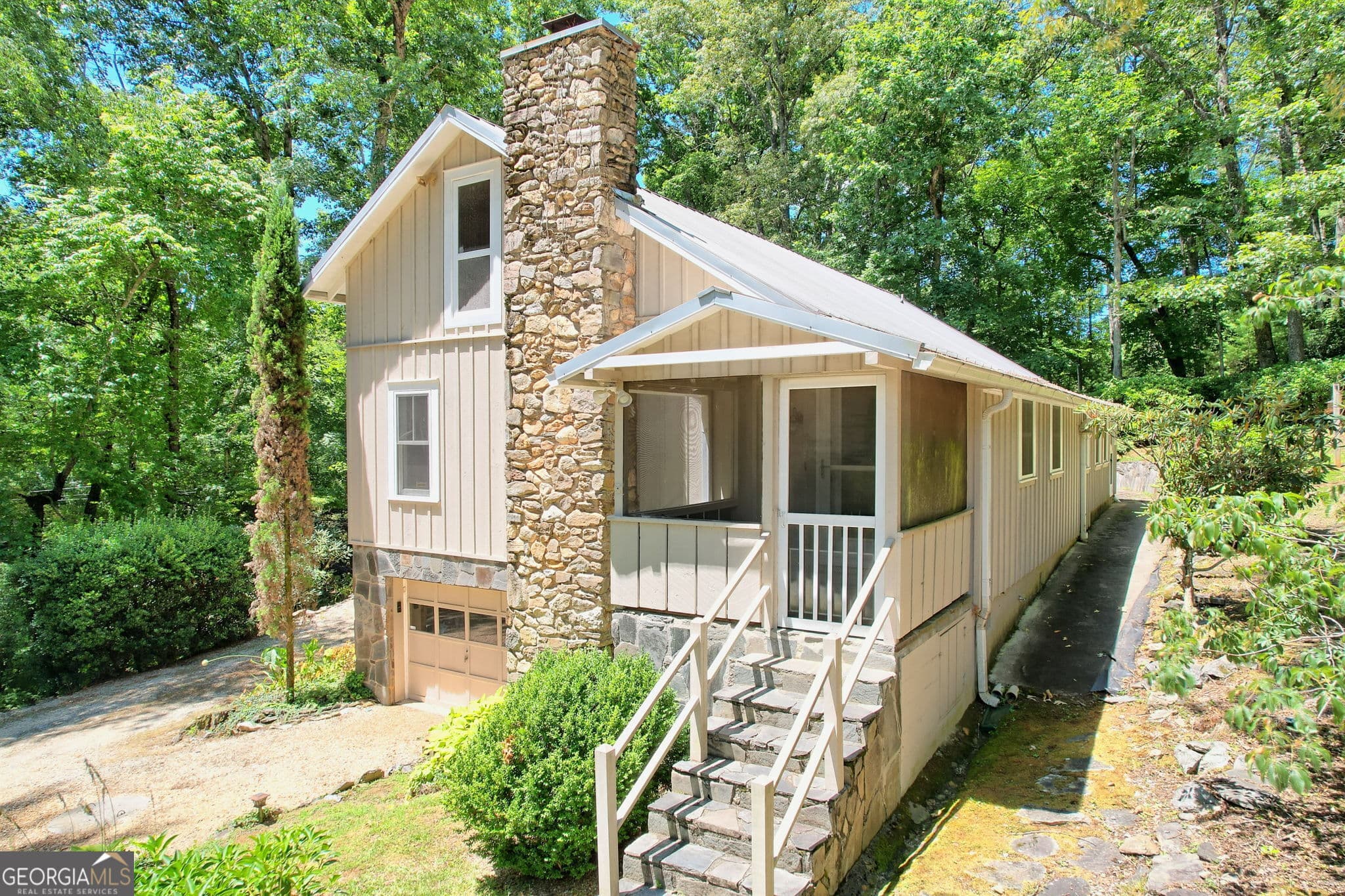 2 bedroom, 2 bathroom, 2,231 sq ft single family residence for sale at 208 Colony Road, Dillard, GA 30537 — photo 6