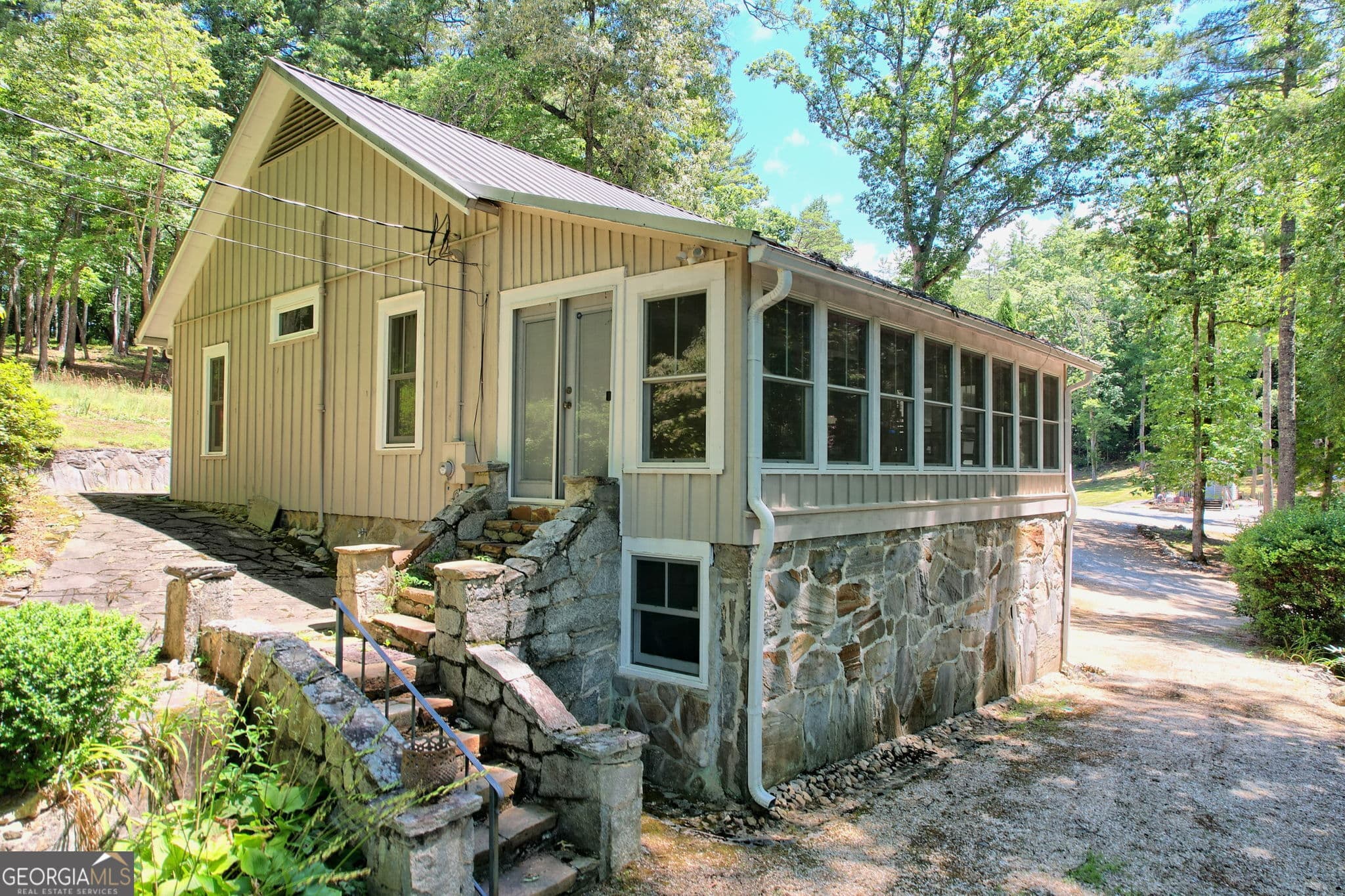 2 bedroom, 2 bathroom, 2,231 sq ft single family residence for sale at 208 Colony Road, Dillard, GA 30537 — photo 5