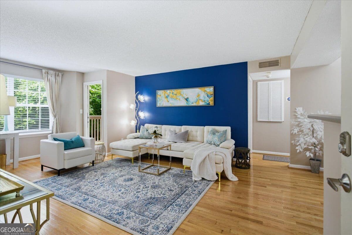 1 bedroom, 1 bathroom, 690 sq ft condominium for sale at 3069 Chastain Park Court, Atlanta, GA 30342 — photo 2
