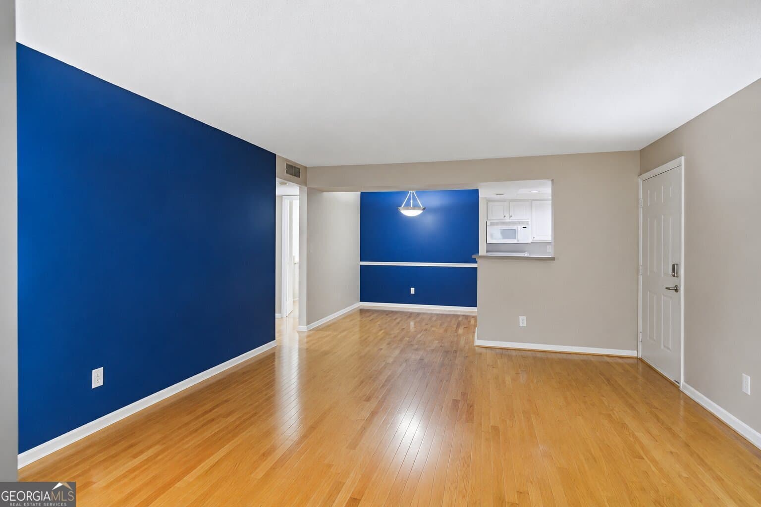 1 bedroom, 1 bathroom, 690 sq ft condominium for sale at 3069 Chastain Park Court, Atlanta, GA 30342 — photo 3