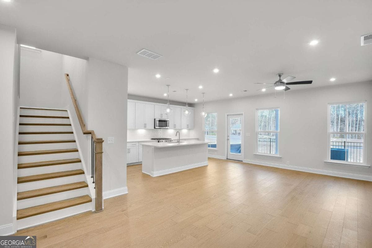 3 bedroom, 2.5 bathroom, 1,911 sq ft townhouse for sale at 5651 Tillman Way, Powder Springs, GA 30127 — photo 6