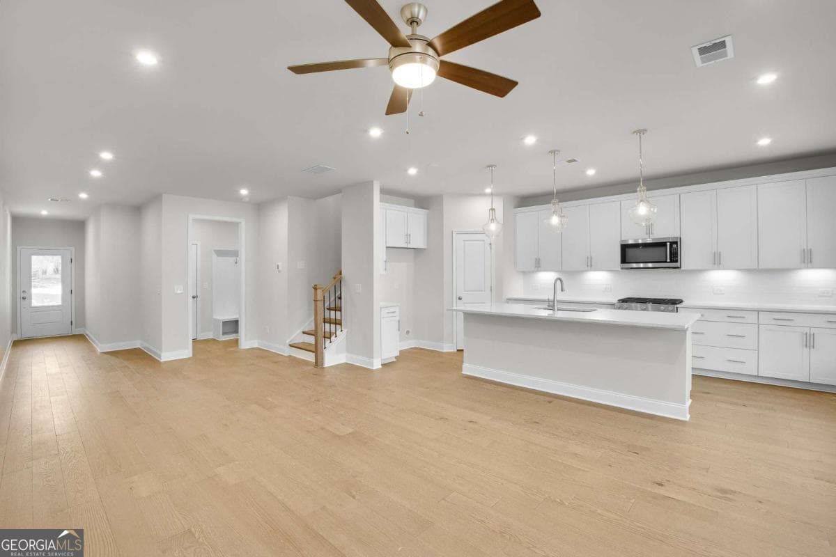 3 bedroom, 2.5 bathroom, 1,911 sq ft townhouse for sale at 5651 Tillman Way, Powder Springs, GA 30127 — photo 4
