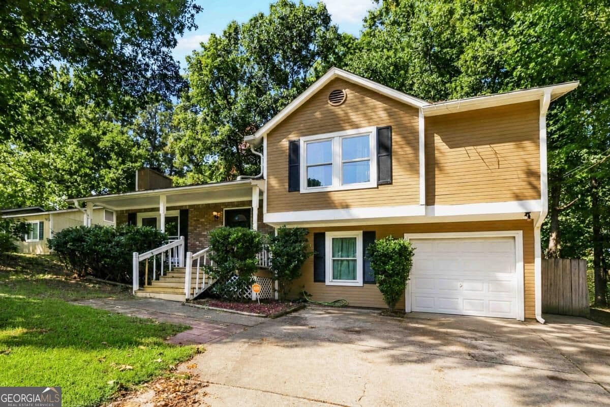 3 bedroom, 2.5 bathroom, 1,412 sq ft single family residence for sale at 10303 Briarbay Drive, Jonesboro, GA 30238 — photo 2