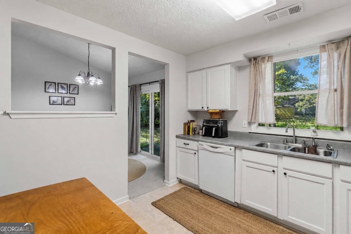 3 bedroom, 2.5 bathroom, 1,412 sq ft single family residence for sale at 10303 Briarbay Drive, Jonesboro, GA 30238 — photo 8