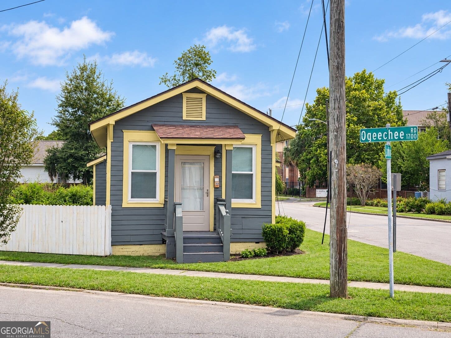 1 bedroom, 1 bathroom, 448 sq ft single family residence for sale at 1712 Ogeechee Road, Savannah, GA 31415
