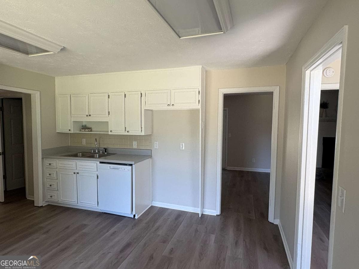 3 bedroom, 2.5 bathroom, 2,084 sq ft single family residence for sale at 6762 Oakland Drive, Douglasville, GA 30135 — photo 6