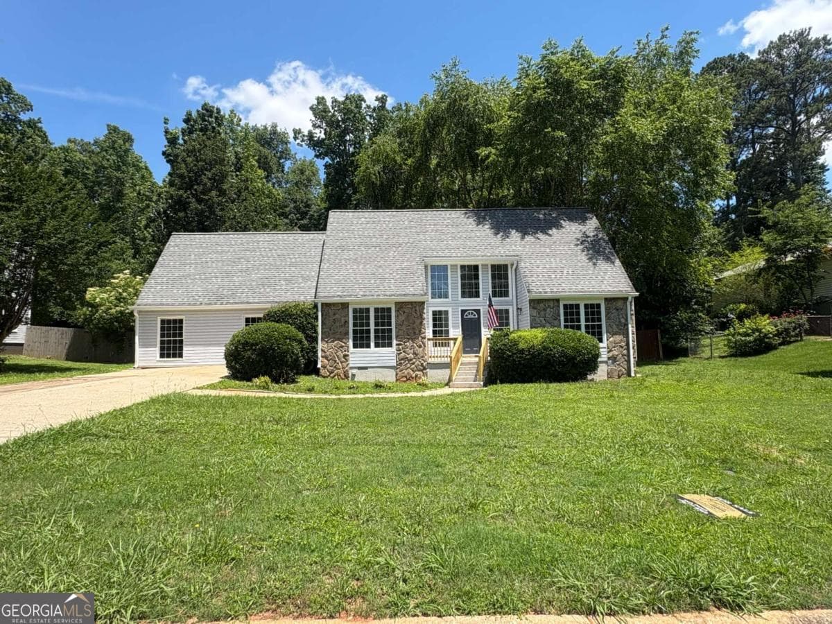 3 bedroom, 2.5 bathroom, 2,084 sq ft single family residence for sale at 6762 Oakland Drive, Douglasville, GA 30135 — photo 1 of 23