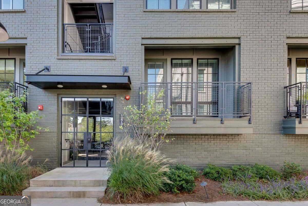 2 bedroom, 2.5 bathroom, 1,317 sq ft condominium for sale at 1273 Longreen Terrace, Atlanta, GA 30318 — photo 1 of 48