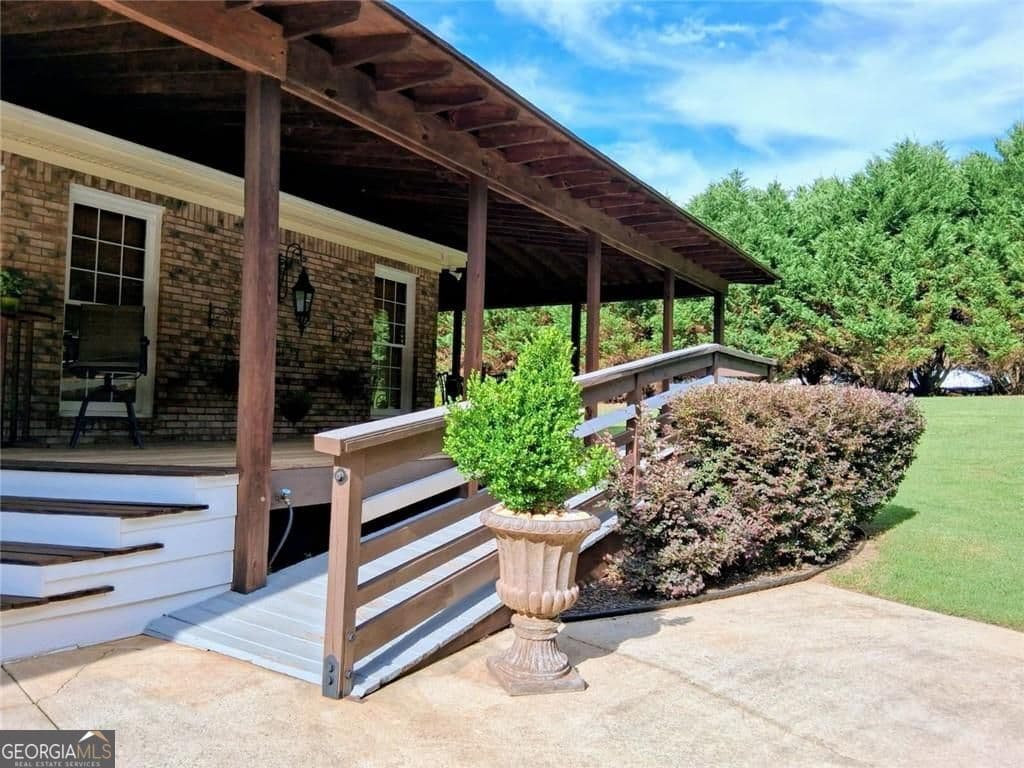 3 bedroom, 2.5 bathroom, 2,048 sq ft single family residence for sale at 11524 Summer Trace, Hampton, GA 30228 — photo 9