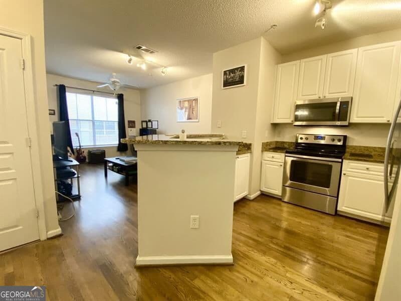1 bedroom, 1 bathroom, 648 sq ft condominium for rent at 10 Perimeter Summit Boulevard 1202, Atlanta, GA 30319 for $1,450 a month — photo 4