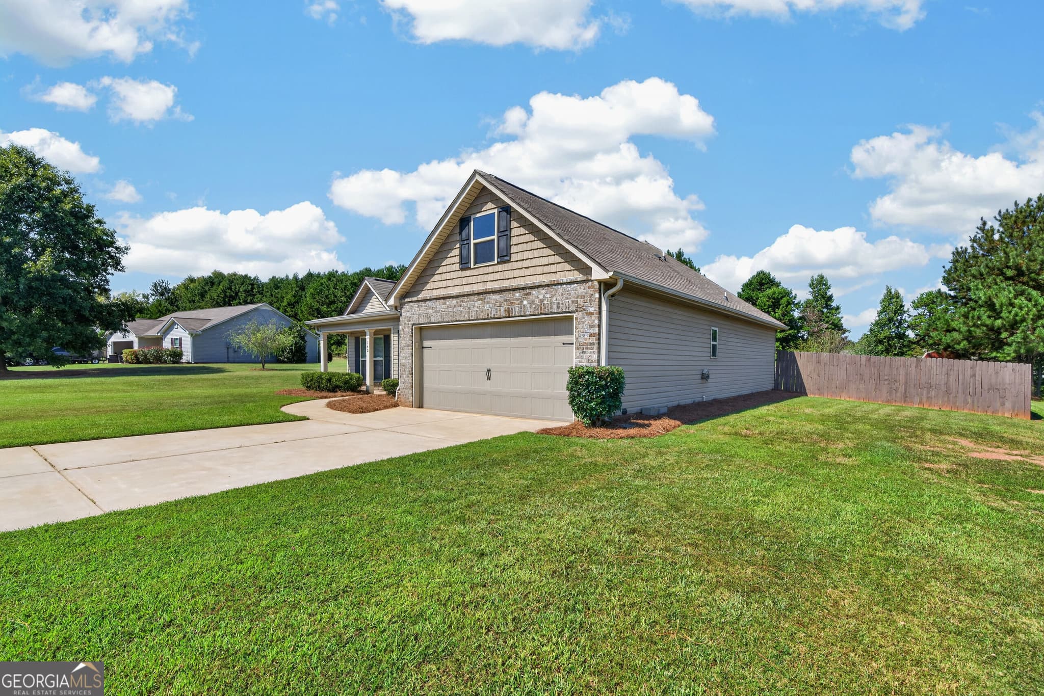 4 bedroom, 2 bathroom, 1,642 sq ft single family residence under contract at 142 Oconee Meadows Way, Eatonton, GA 31024 — photo 2