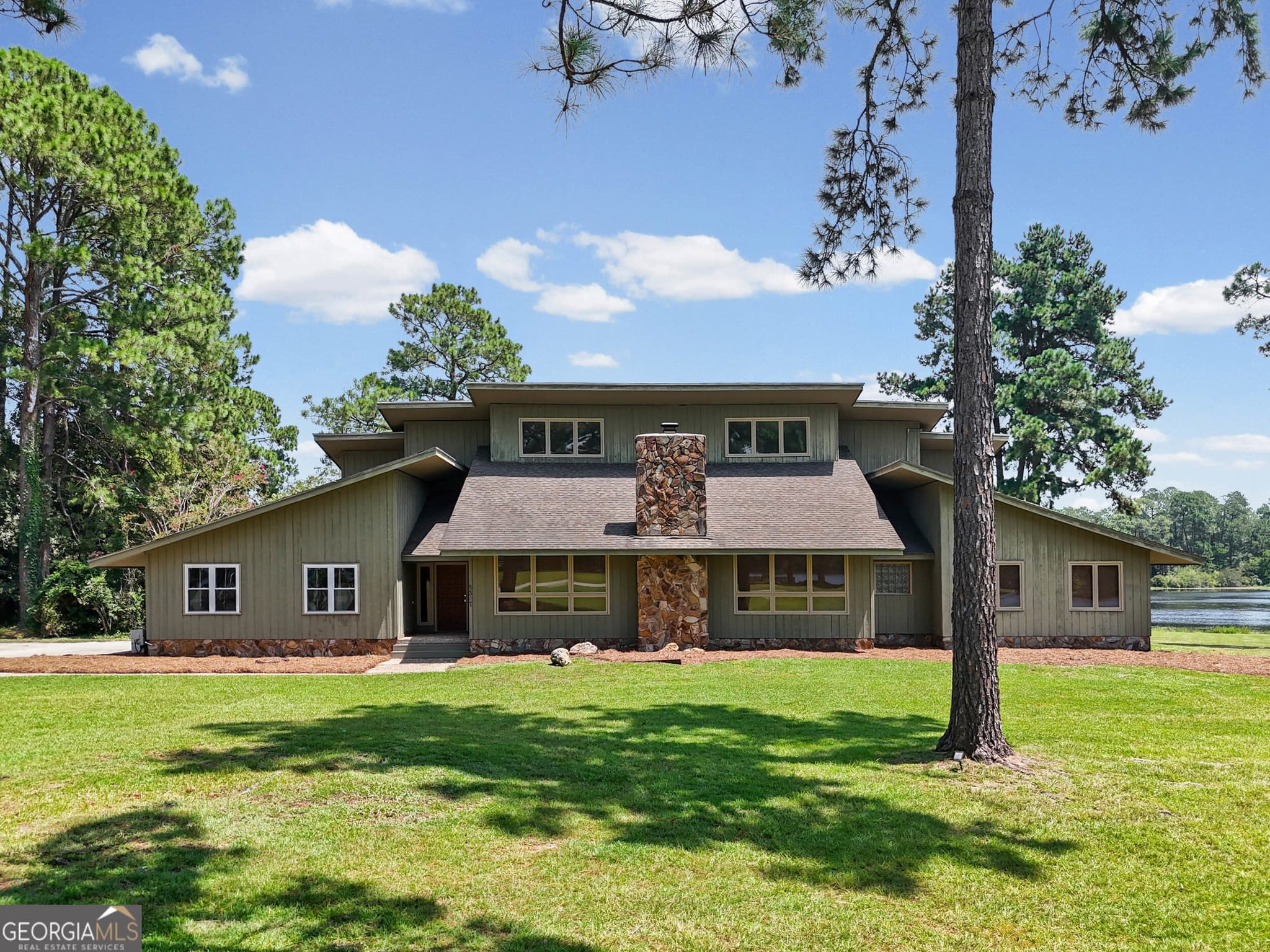 4 bedroom, 3.5 bathroom, 4,628 sq ft single family residence under contract at 5307 Forest Lake Drive, Tifton, GA 31794 — photo 2
