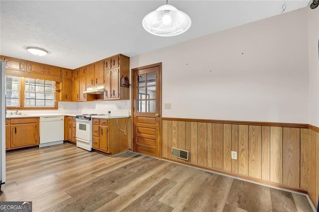 3 bedroom, 2 bathroom, 1,433 sq ft single family residence for sale at 395 SW Cedar Lane, Conyers, GA 30094 — photo 6