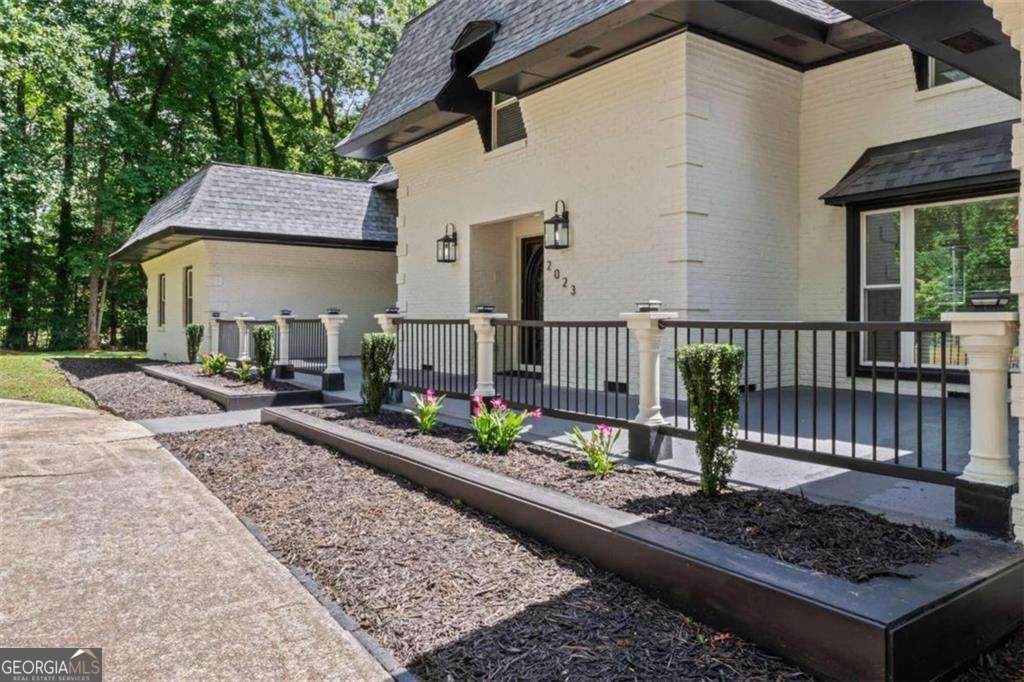 5 bedroom, 5.5 bathroom, 5,339 sq ft single family residence for sale at 2023 Stoneleigh Drive, Stone Mountain, GA 30087 — photo 3