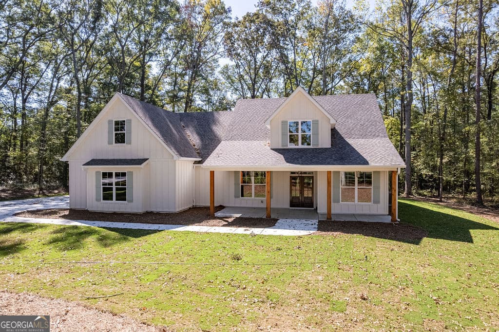 4 bedroom, 3 bathroom, 2,700 sq ft single family residence for sale at 38 Puckett Station Drive 9, Moreland, GA 30259