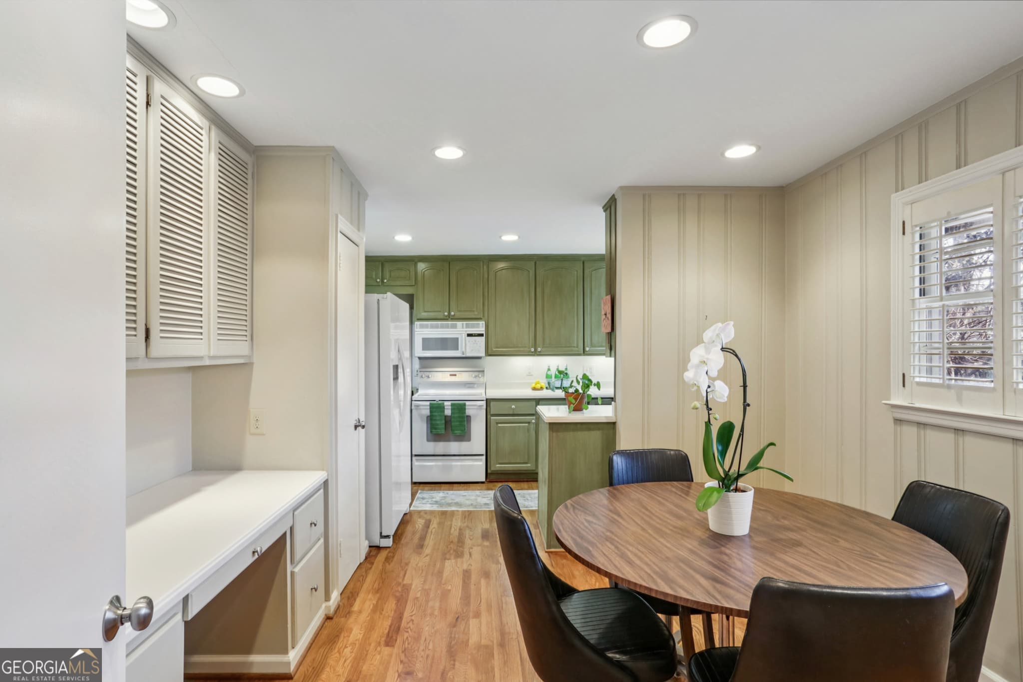 2 bedroom, 1 bathroom, 1,092 sq ft single family residence for sale at 2556 Defoors Ferry Road, Atlanta, GA 30318 — photo 2