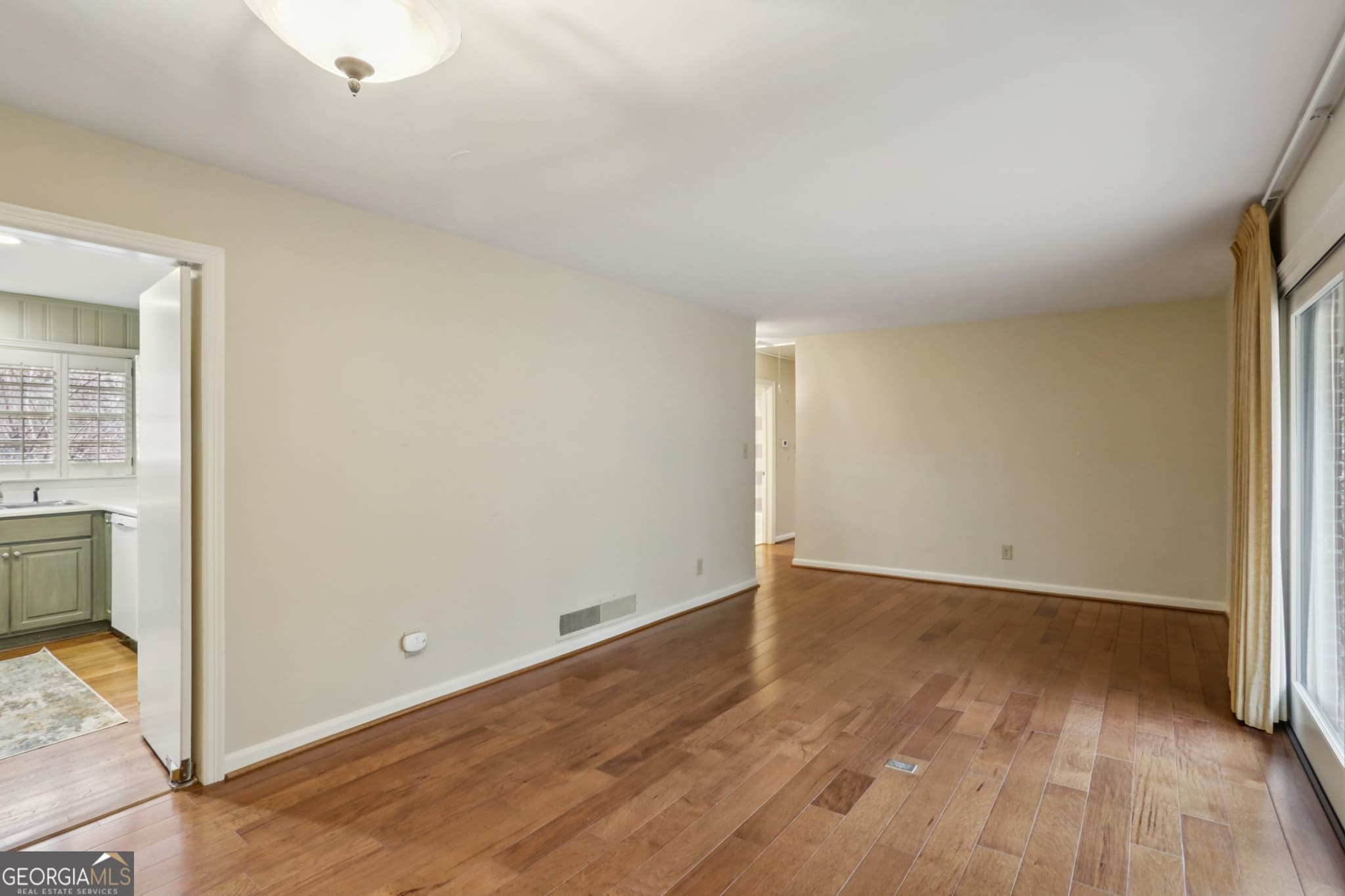 2 bedroom, 1 bathroom, 1,092 sq ft single family residence for sale at 2556 Defoors Ferry Road, Atlanta, GA 30318 — photo 6