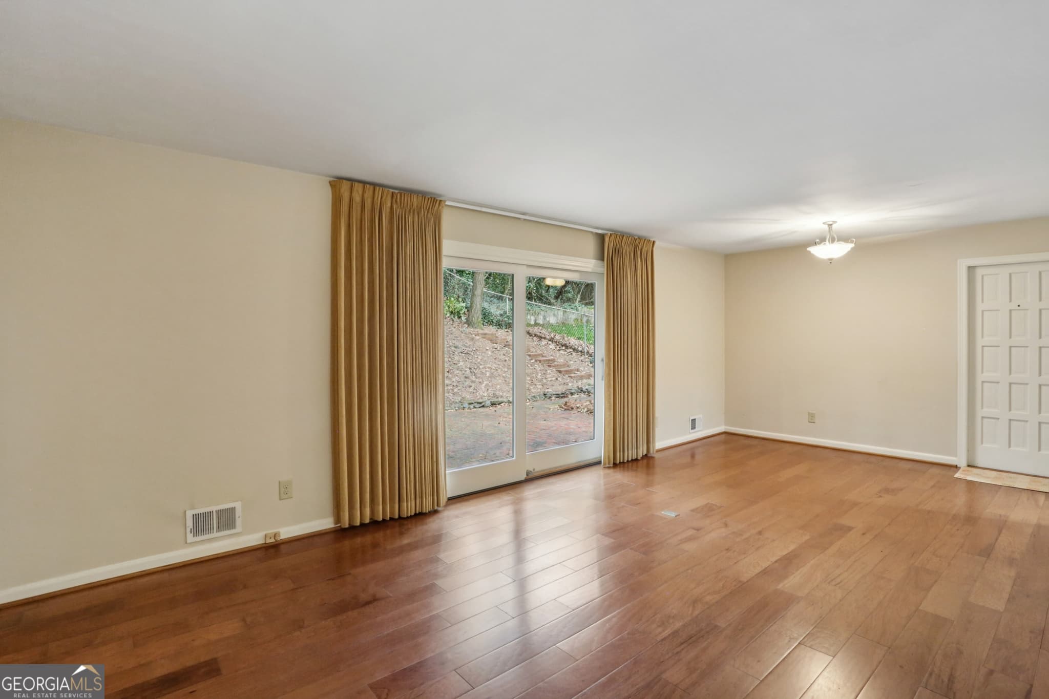 2 bedroom, 1 bathroom, 1,092 sq ft single family residence for sale at 2556 Defoors Ferry Road, Atlanta, GA 30318 — photo 7