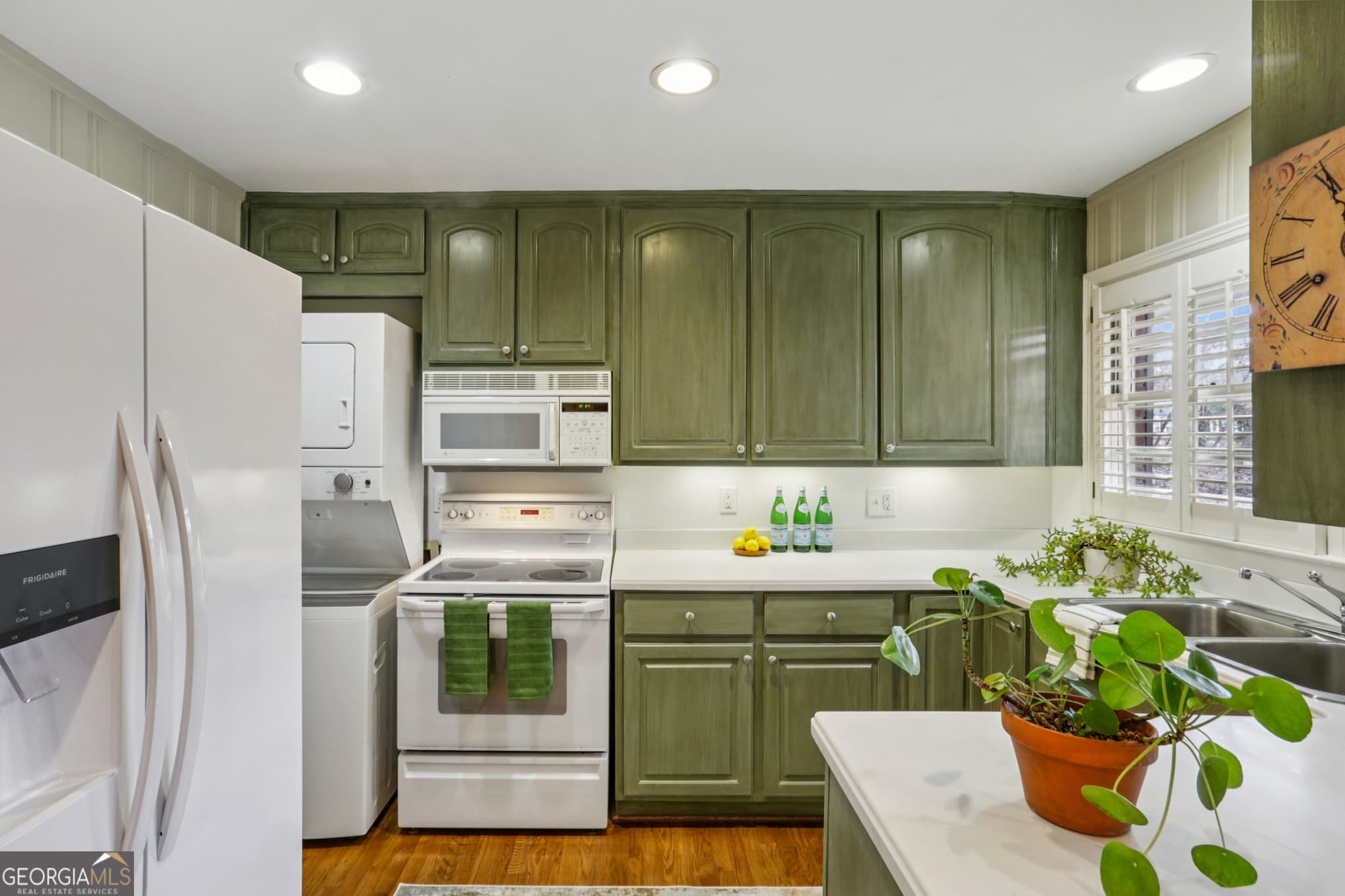2 bedroom, 1 bathroom, 1,092 sq ft single family residence for sale at 2556 Defoors Ferry Road, Atlanta, GA 30318 — photo 3