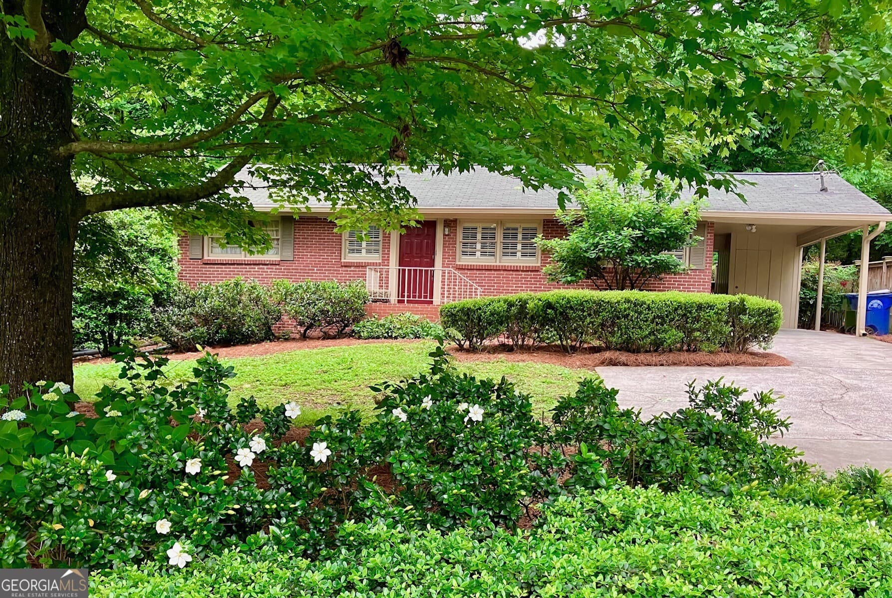 2 bedroom, 1 bathroom, 1,092 sq ft single family residence for sale at 2556 Defoors Ferry Road, Atlanta, GA 30318 — photo 1 of 28