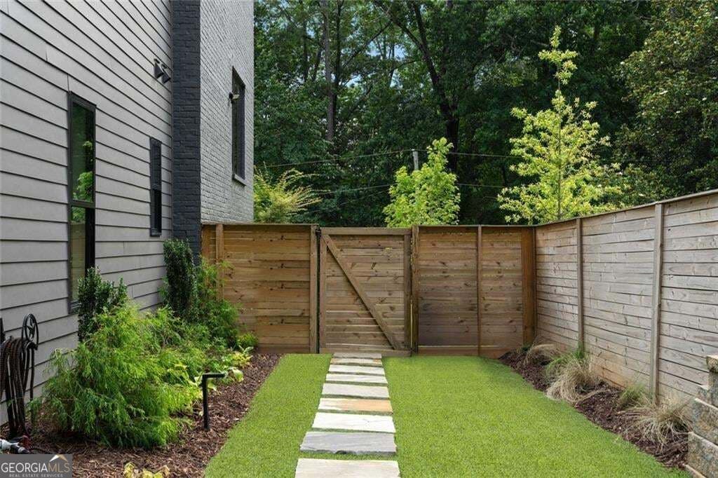 6 bedroom, 5 bathroom, 12,490 sq ft single family residence for sale at 4063 Rickenbacker Drive, Atlanta, GA 30342 — photo 6