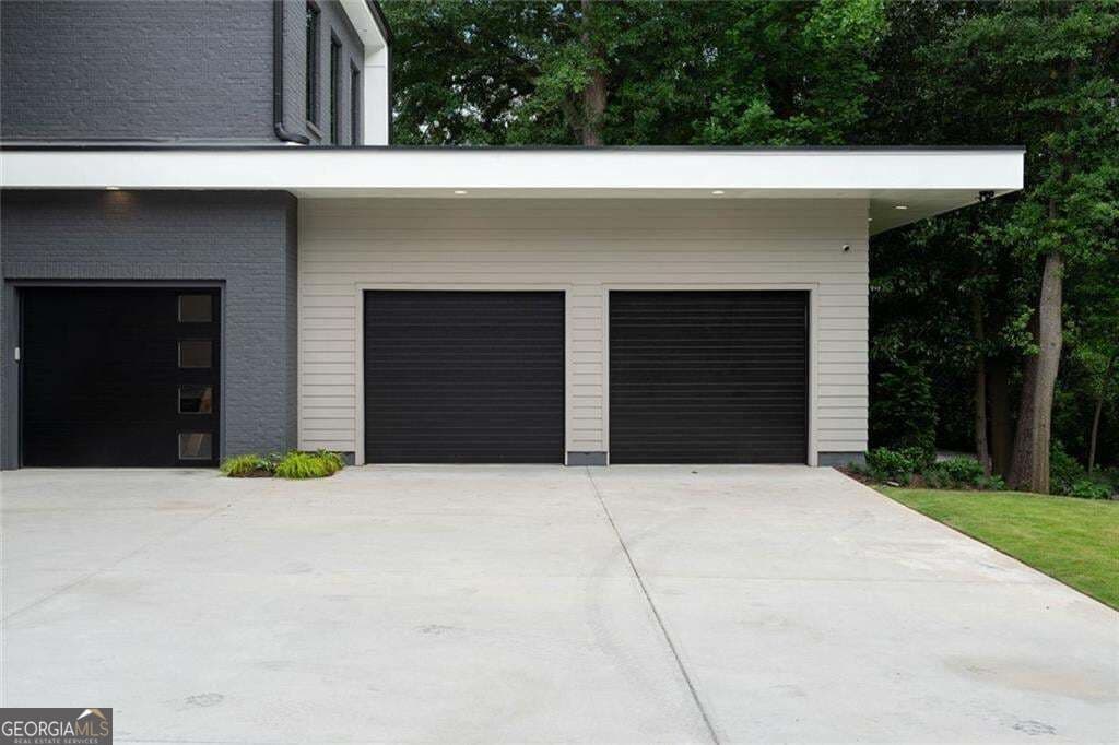 6 bedroom, 5 bathroom, 12,490 sq ft single family residence for sale at 4063 Rickenbacker Drive, Atlanta, GA 30342 — photo 8