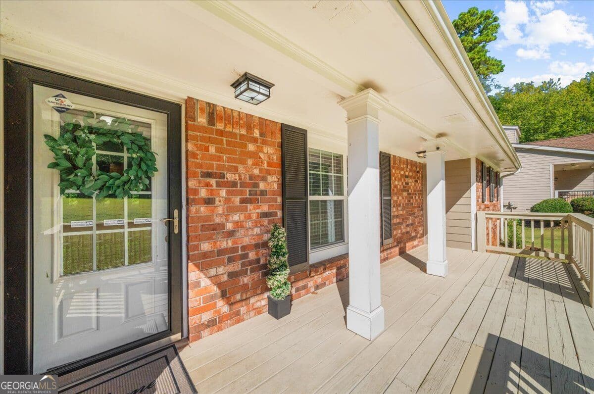 3 bedroom, 2 bathroom, 1,812 sq ft single family residence for sale at 3381 Ember Street, Marietta, GA 30066 — photo 2