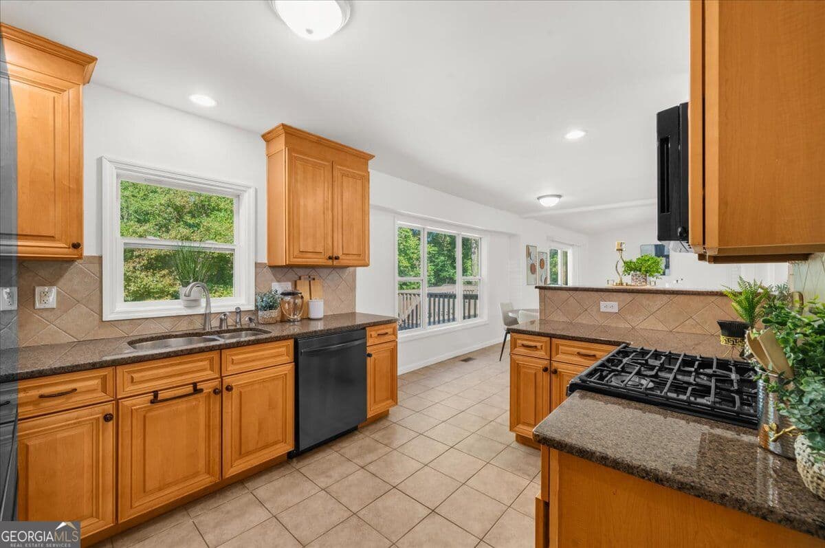 3 bedroom, 2 bathroom, 1,812 sq ft single family residence for sale at 3381 Ember Street, Marietta, GA 30066 — photo 8