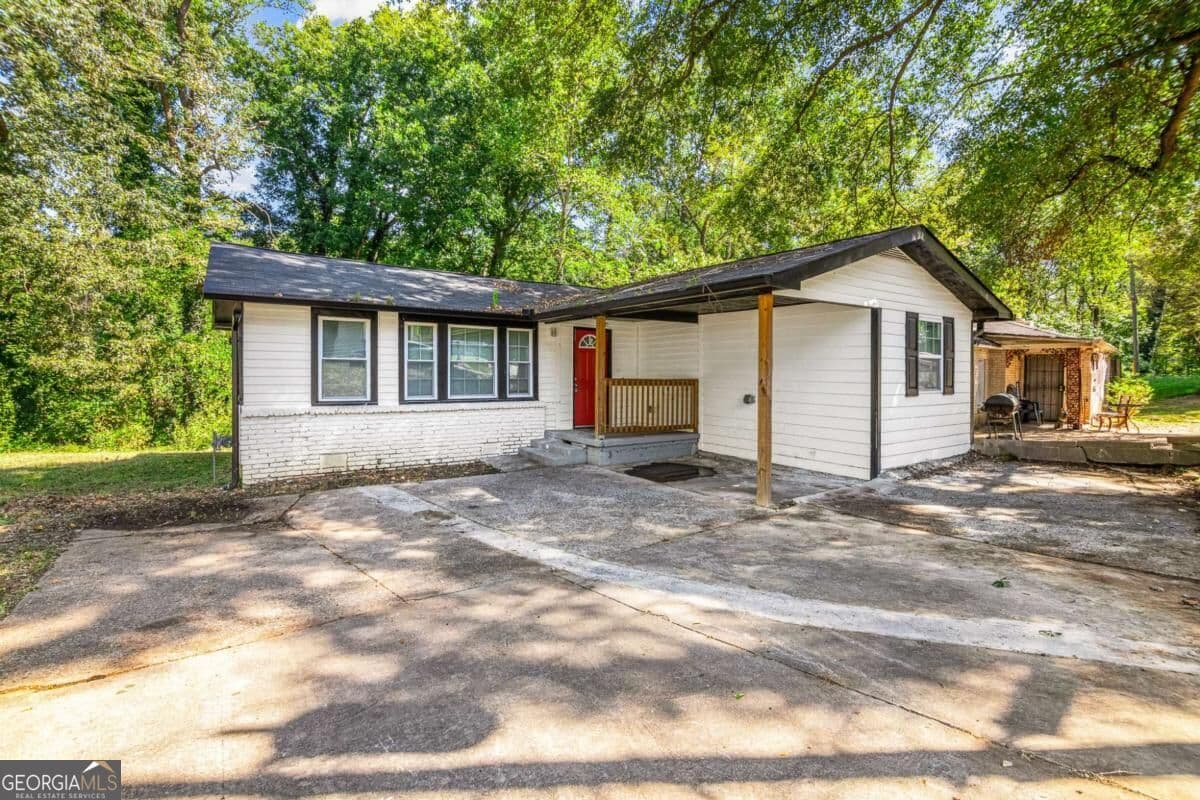 3 bedroom, 2 bathroom, 1,550 sq ft single family residence for sale at 2571 Elliott Street, Atlanta, GA 30318 — photo 2