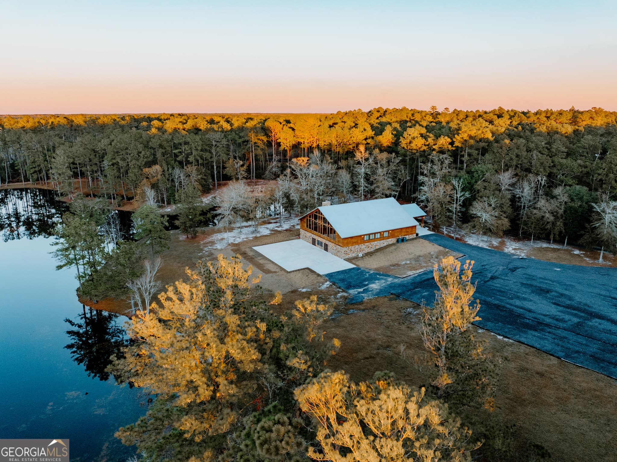 4 bedroom, 4 bathroom, 7,000 sq ft cabin,single family residence for sale at 3817 Central Avenue, Waycross, GA 31503 — photo 3