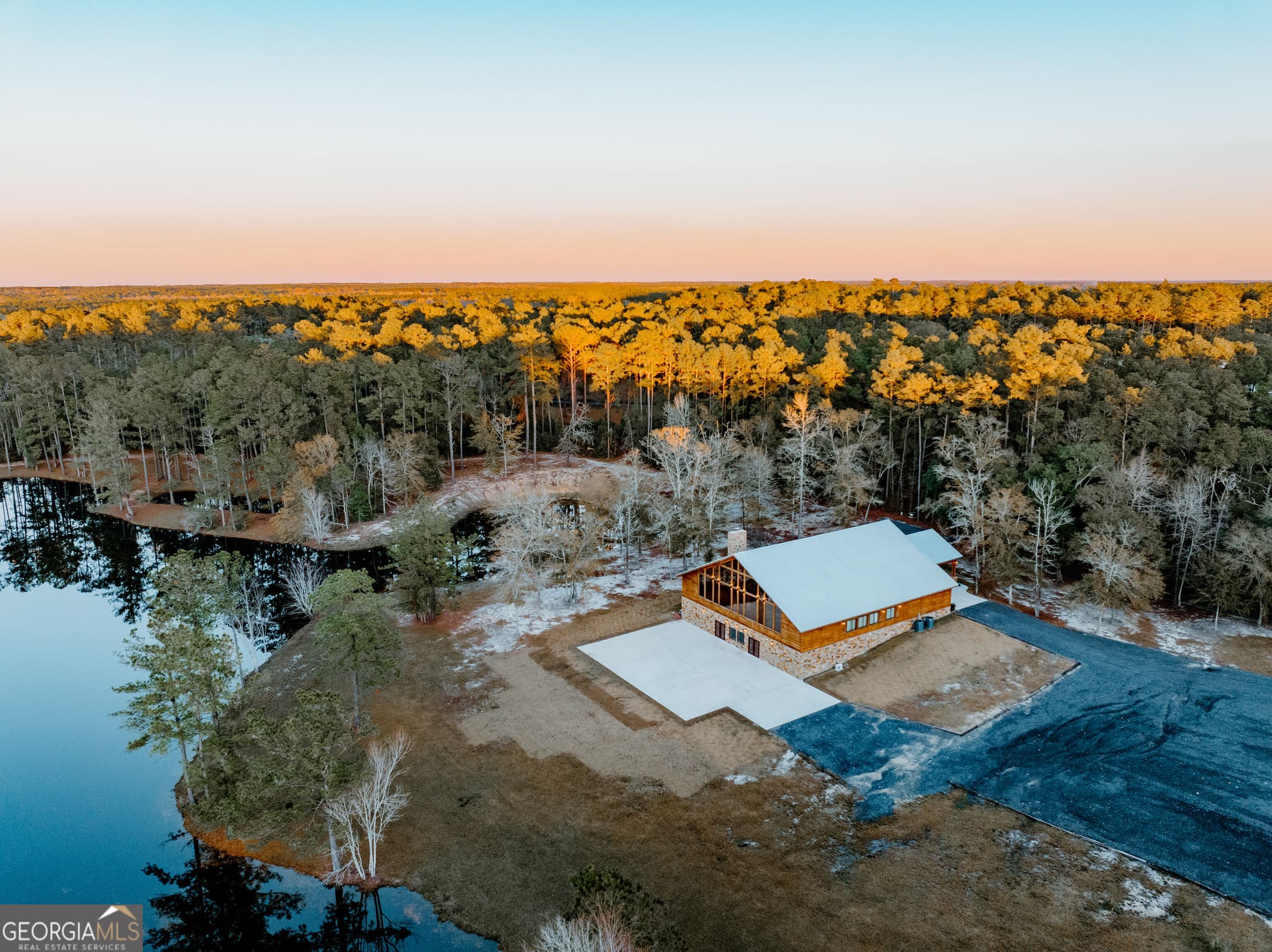 4 bedroom, 4 bathroom, 7,000 sq ft cabin,single family residence for sale at 3817 Central Avenue, Waycross, GA 31503 — photo 8