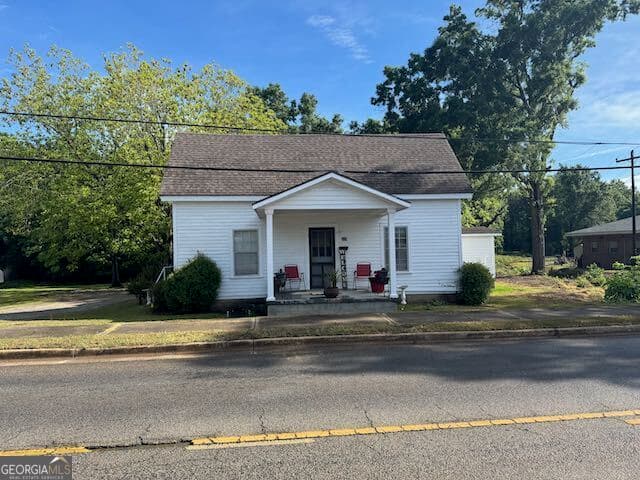 3 bedroom, 2 bathroom, 1,442 sq ft single family residence for sale at 319 E McCarty Street, Sandersville, GA 31082 — photo 2