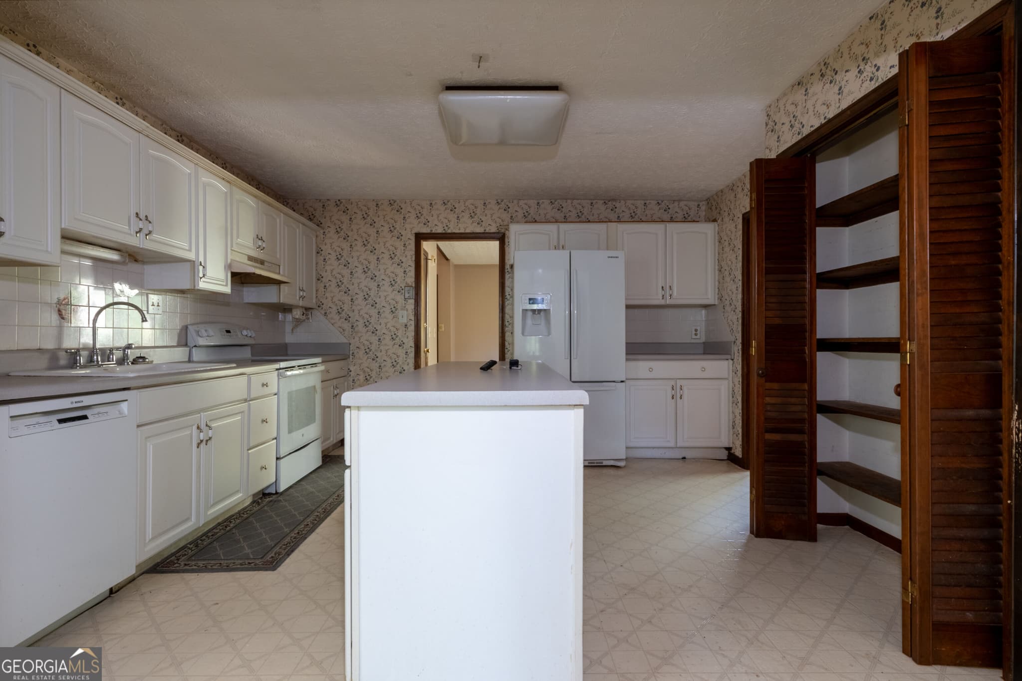 4 bedroom, 3 bathroom, 2,500 sq ft single family residence for sale at 1100 Pine Grove Pointe Drive, Roswell, GA 30075 — photo 7