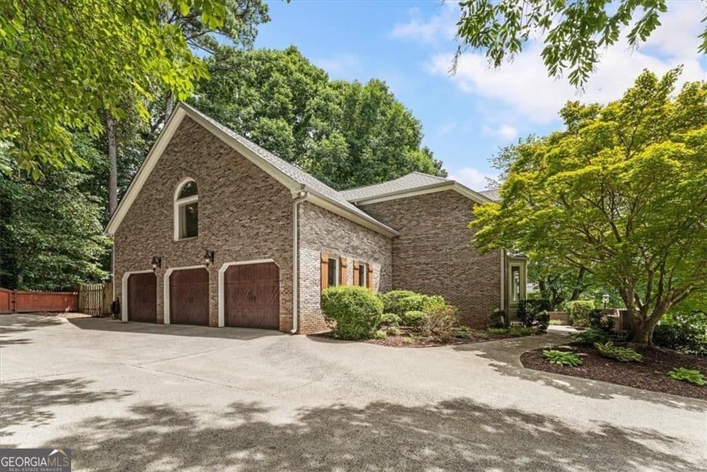 4 bedroom, 4.5 bathroom, 6,152 sq ft single family residence for sale at 2919 Mountain Trace, Roswell, GA 30075 — photo 3